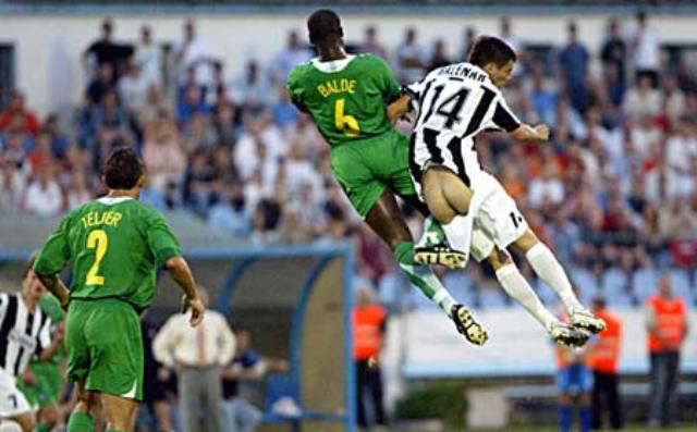 cam asa se mai joaca la fotbal :)