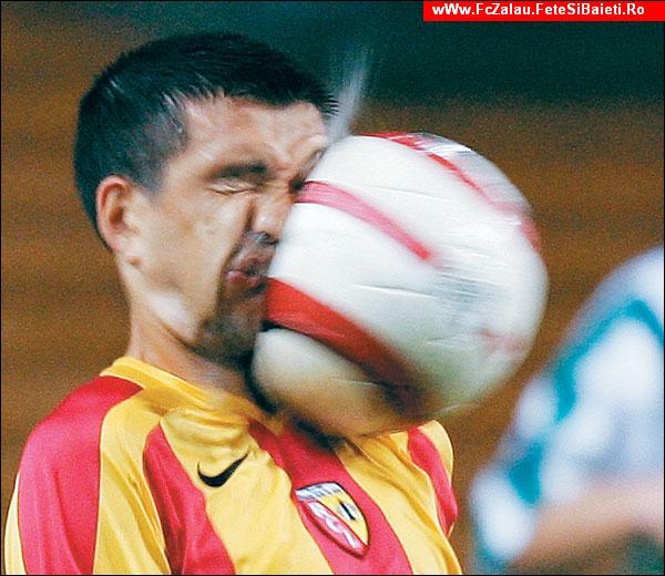 Vezi Ce Face Mingea :d